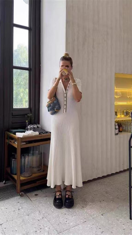 Schlichtes weißes Maxikleid aus Strick mit halber Knopfleiste und Revers