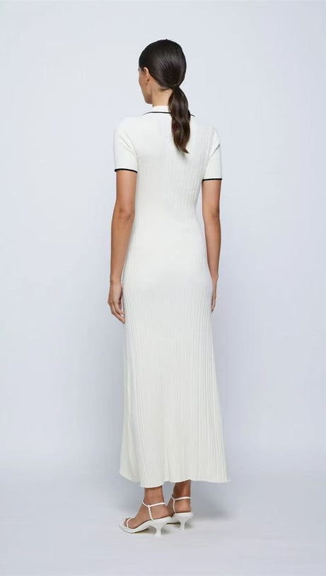 Schlichtes weißes Maxikleid aus Strick mit halber Knopfleiste und Revers