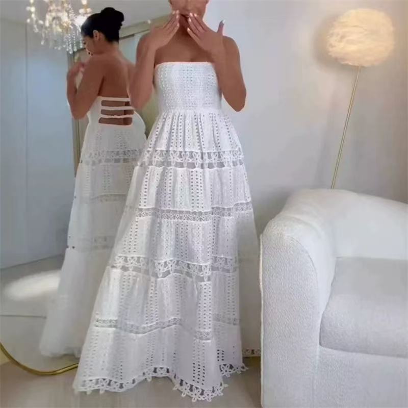 Neckholder-Maxikleid mit elastischer Brustpartie und Patchwork-Spitze in Weiß 