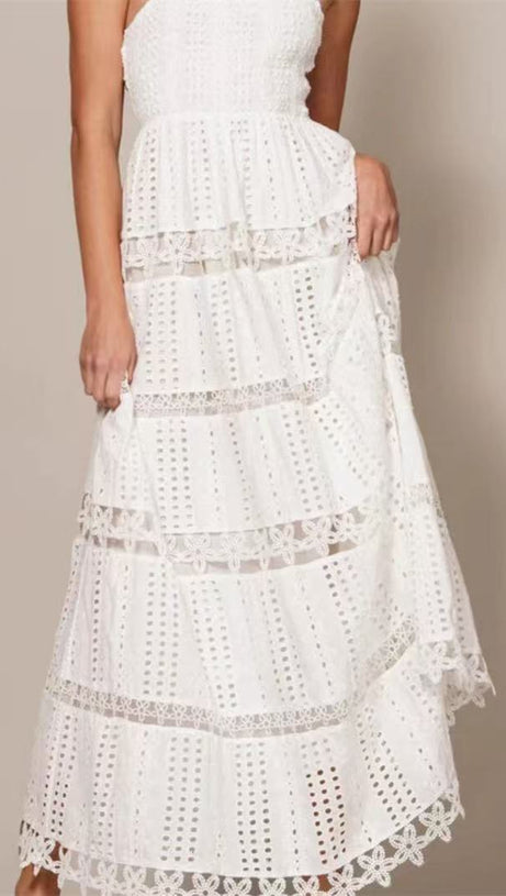 Neckholder-Maxikleid mit elastischer Brustpartie und Patchwork-Spitze in Weiß 