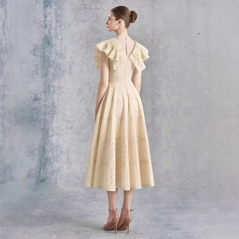 MIDIKLEID MIT RÜSCHEN UND FLIEGENDEN ÄRMELN