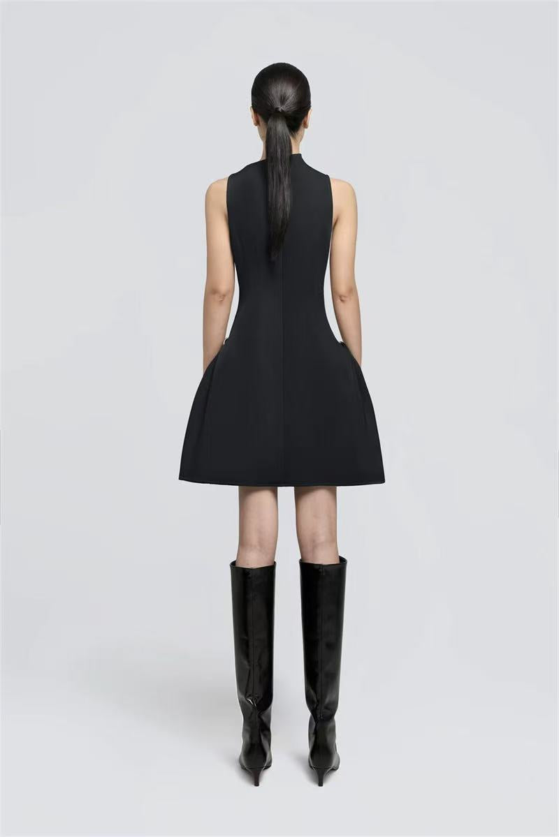 SCHWARZES ÄRMELLOSES MINIKLEID 