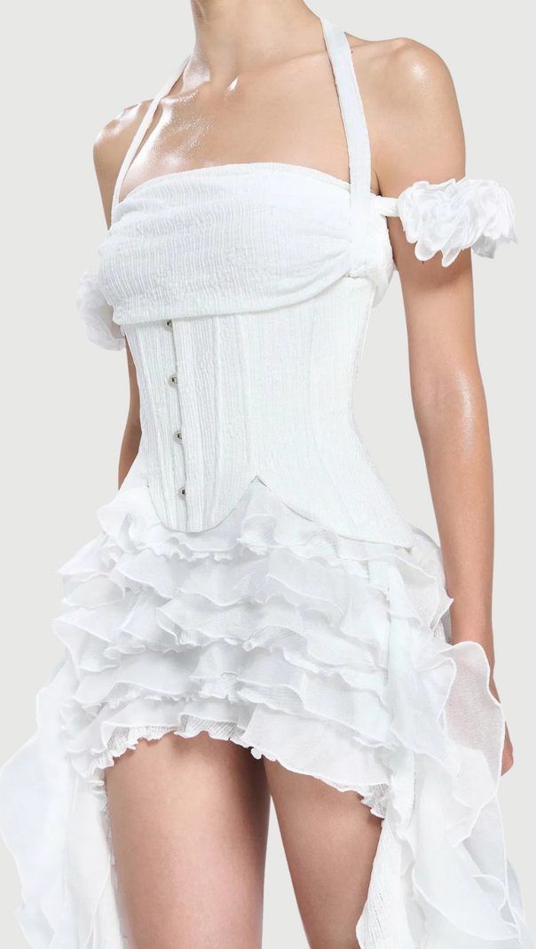 Elva – Neckholder-Minikleid mit dreidimensionalen Blumen und unregelmäßigen Quasten in Weiß