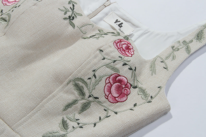 MIDIKLEID MIT MASCHINENSTICKEREI UND HÜFTENRIEMEN 