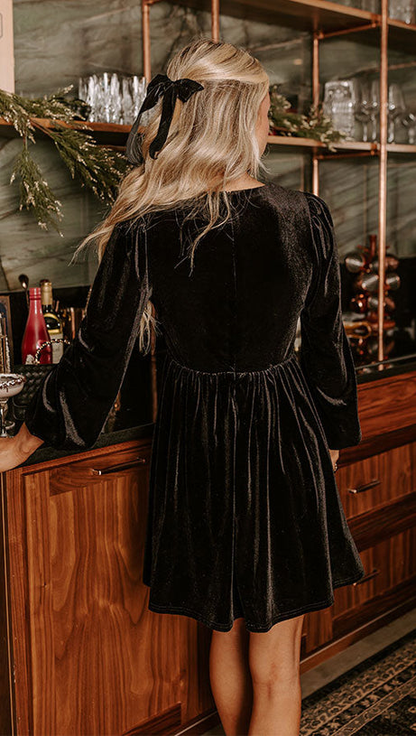 FLIRTY ALLURE VELVET MINI DRESS IN BLACK