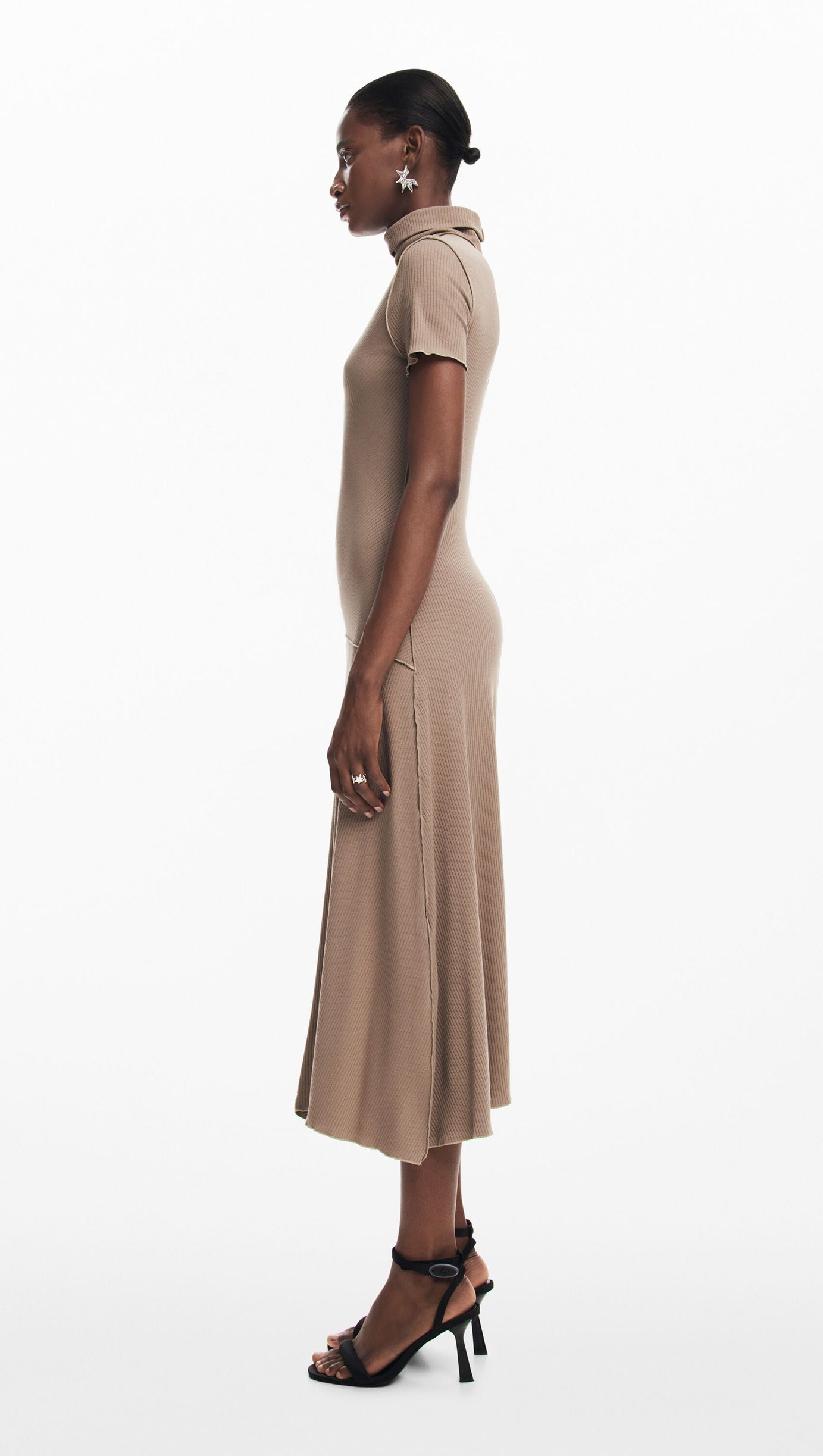 ABITO MIDI CON COLLO ALTO