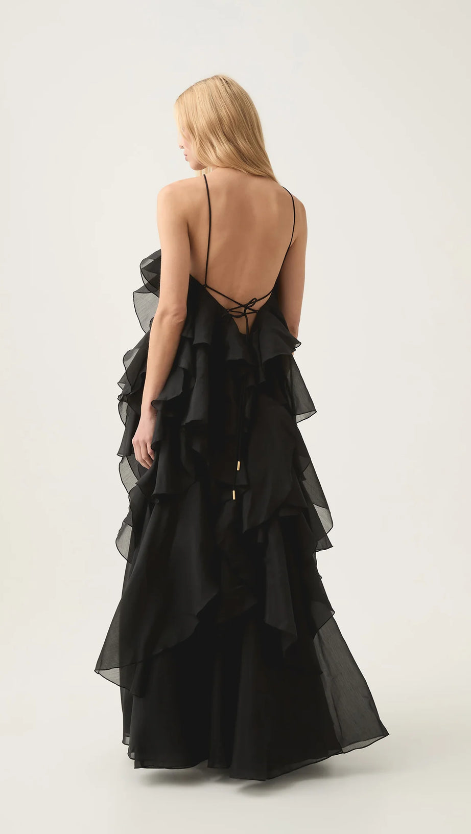 Caysie – Neckholder-Maxikleid mit floralem Rüschenmuster in Schwarz