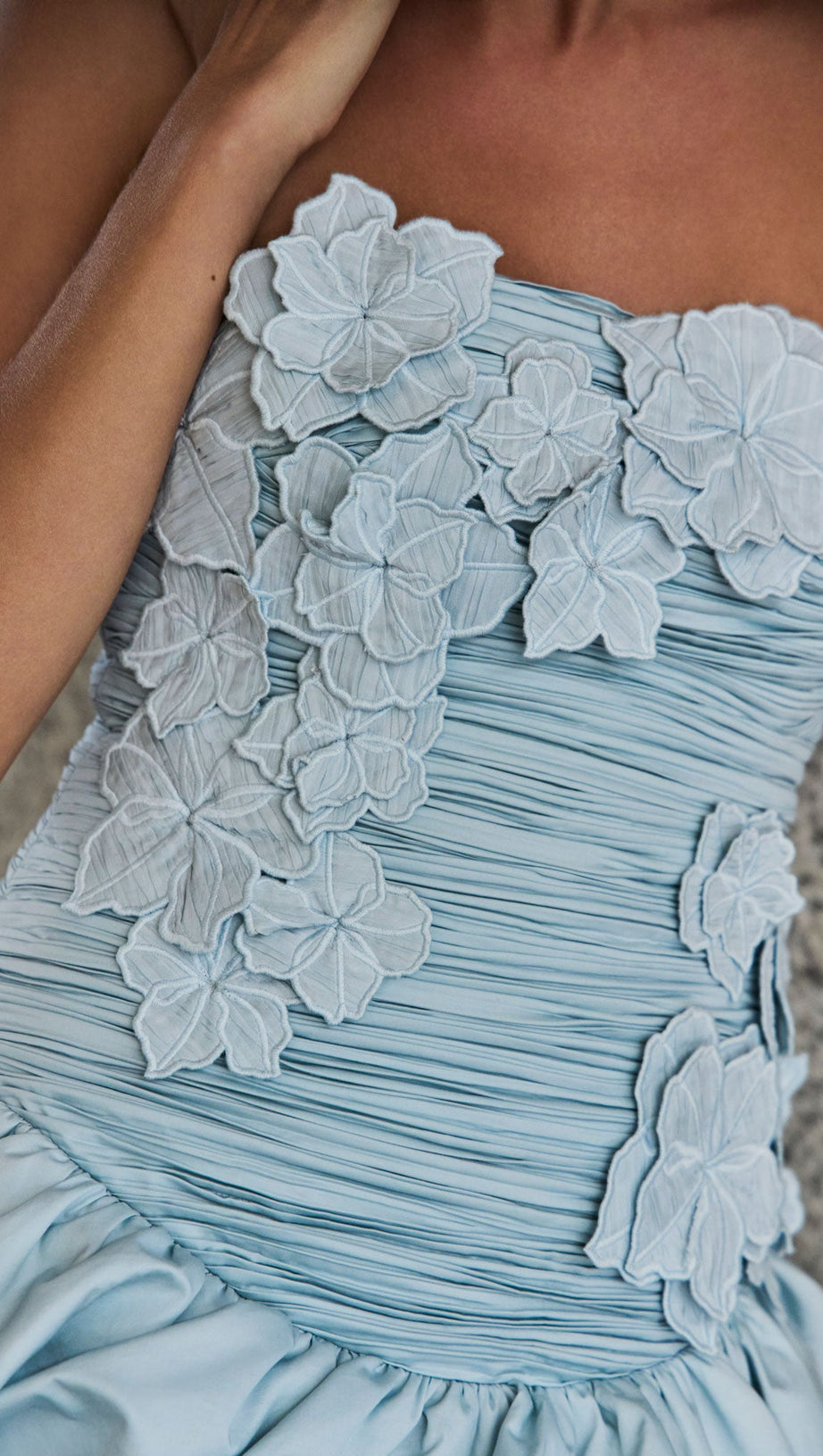 Moira – Trägerloses, bauschiges Minikleid mit Blumenmuster in Blau