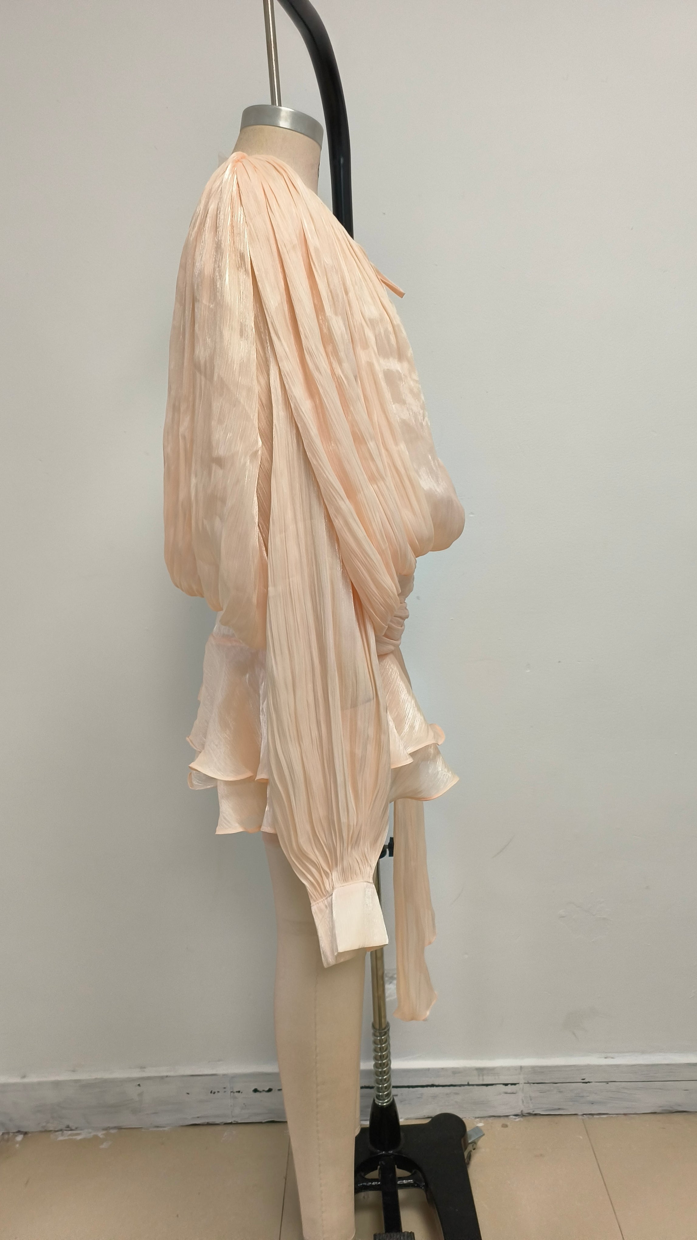 Aprikosenfarbenes, langärmliges Minikleid mit Schleife 