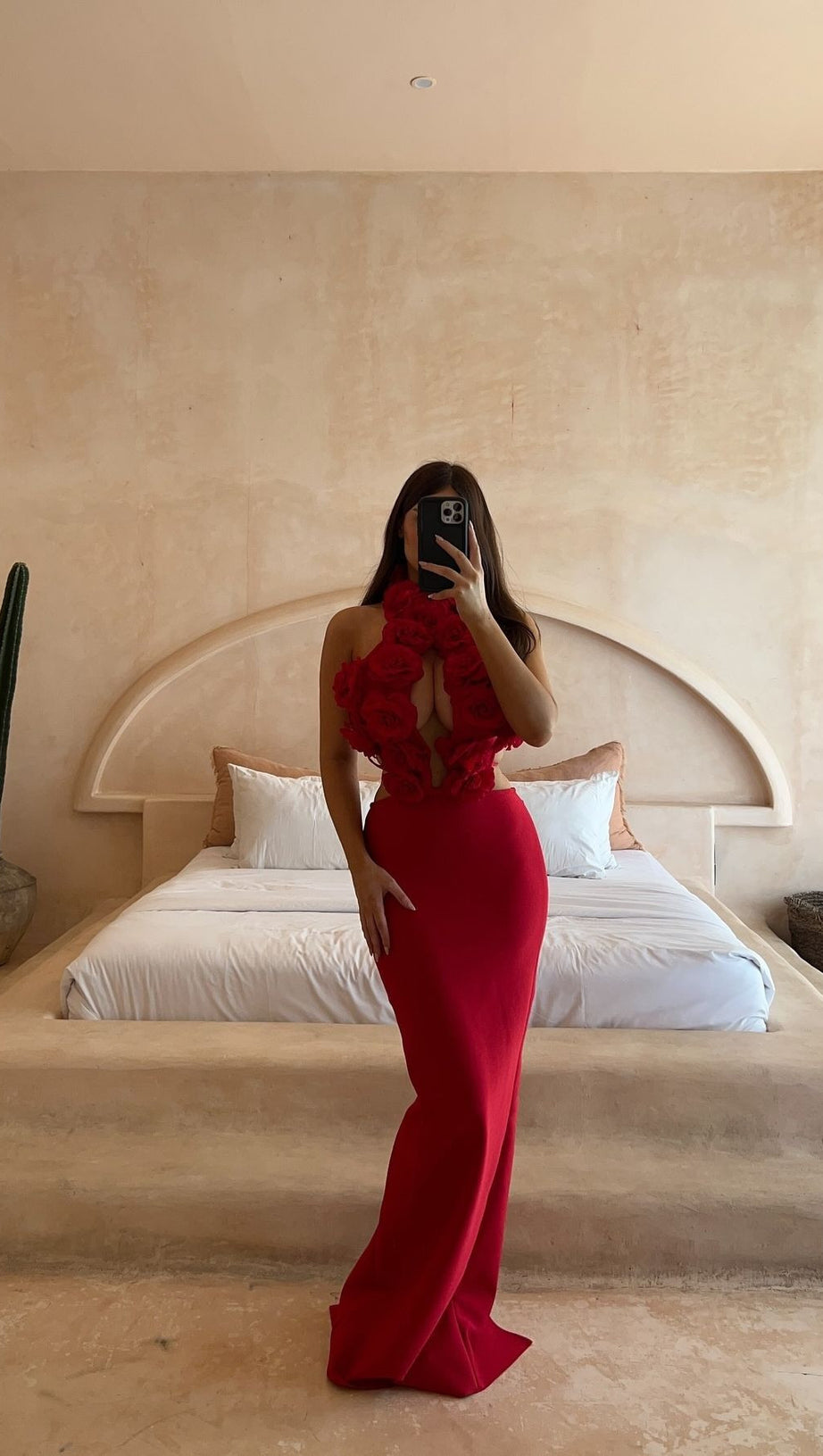 ABITO LUNGO ROSSO CON SCOLLO A V E SCHIENA SENZA SCHIENA, FIORI 3D