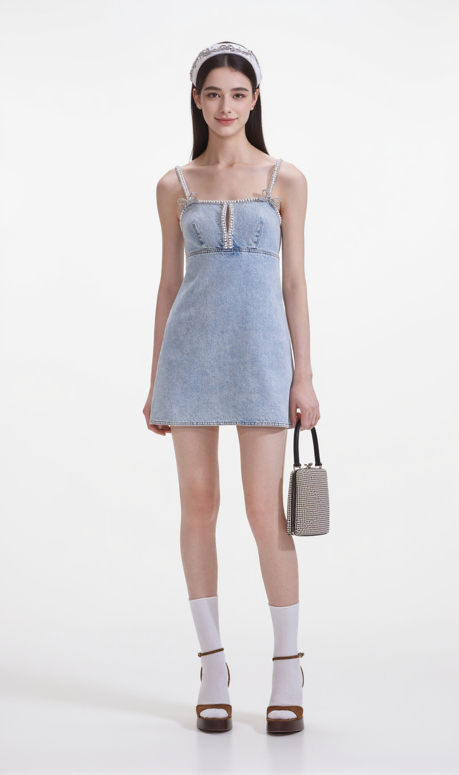 Hellblaues Minikleid aus Denim mit Perlen