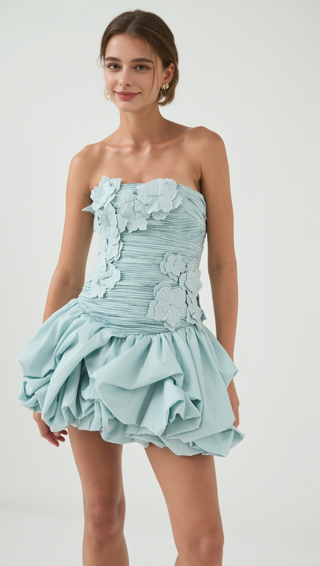 Moira – Trägerloses, bauschiges Minikleid mit Blumenmuster in Blau