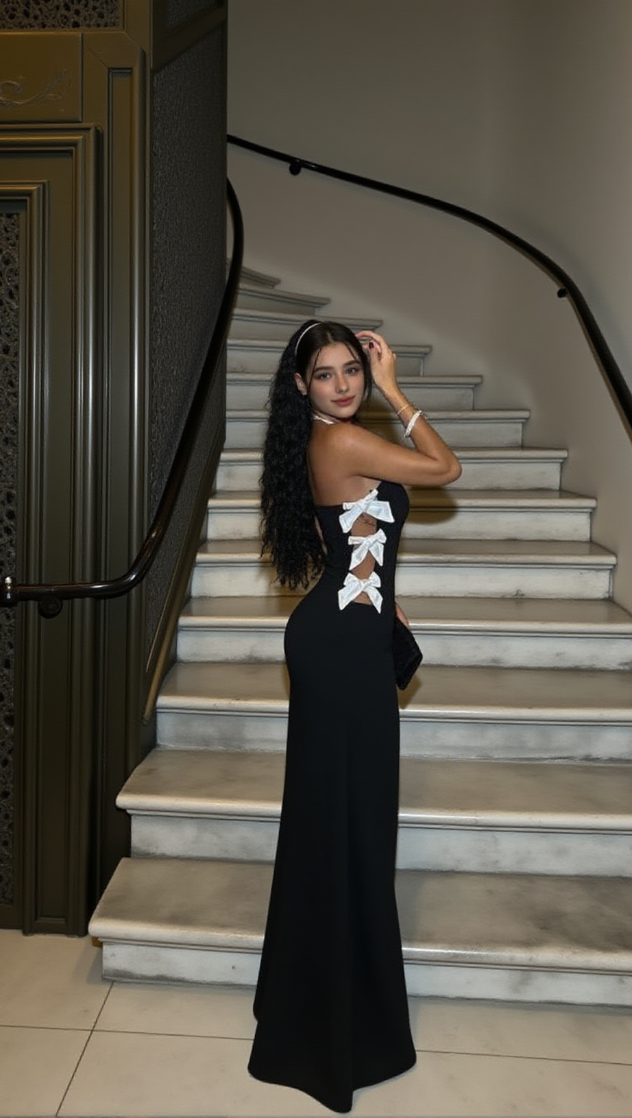 GONNA A SPALLA SLIM FIT CON FIOCCO CAVATO E FASCIA A SPALLA NERA