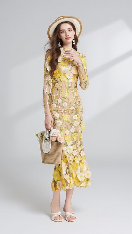 CAROL GELBES MIDIKLEID AUS NETZ MIT LANGEN ÄRMELN UND BLUMENSTICKEREI