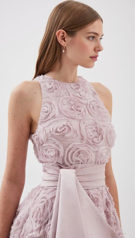 MIDIKLEID AUS ROSETTEN-TÜLL UND SATIN MIT GEWEBTEM GÜRTEL IN PINK