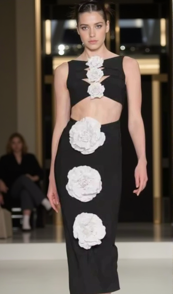 Figurbetontes Midikleid mit 3D-Blumenausschnitt in Schwarz