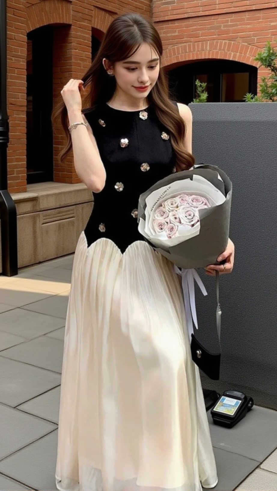 Ärmelloses Midikleid aus Netzstoff mit Stereoscopic Flower