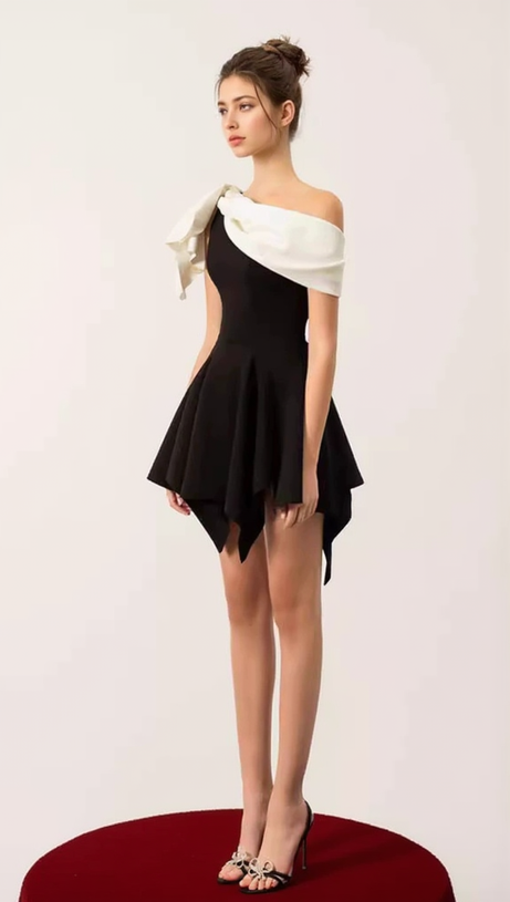 BOW ONE-SHOULDER MINI DRESS IN BLACK