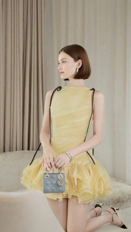 MINI ABITO SENZA MANICHE CON ORLO A VOLANT E RUCHES IN GIALLO