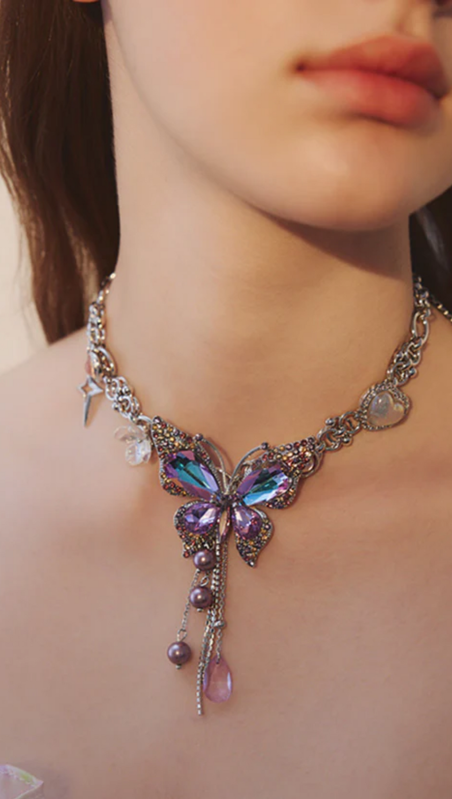 Halskette mit Schmetterlingsanhänger und Quaste in Tropfenform