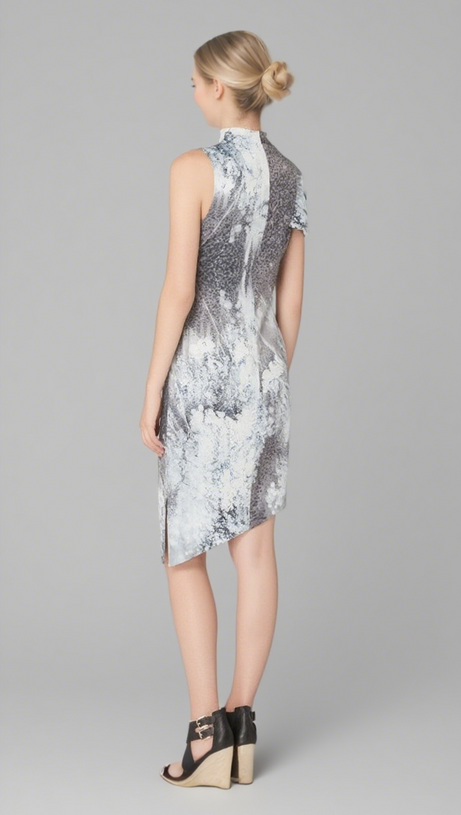 Minikleid aus Satin mit asymmetrischem, schrägem Saum