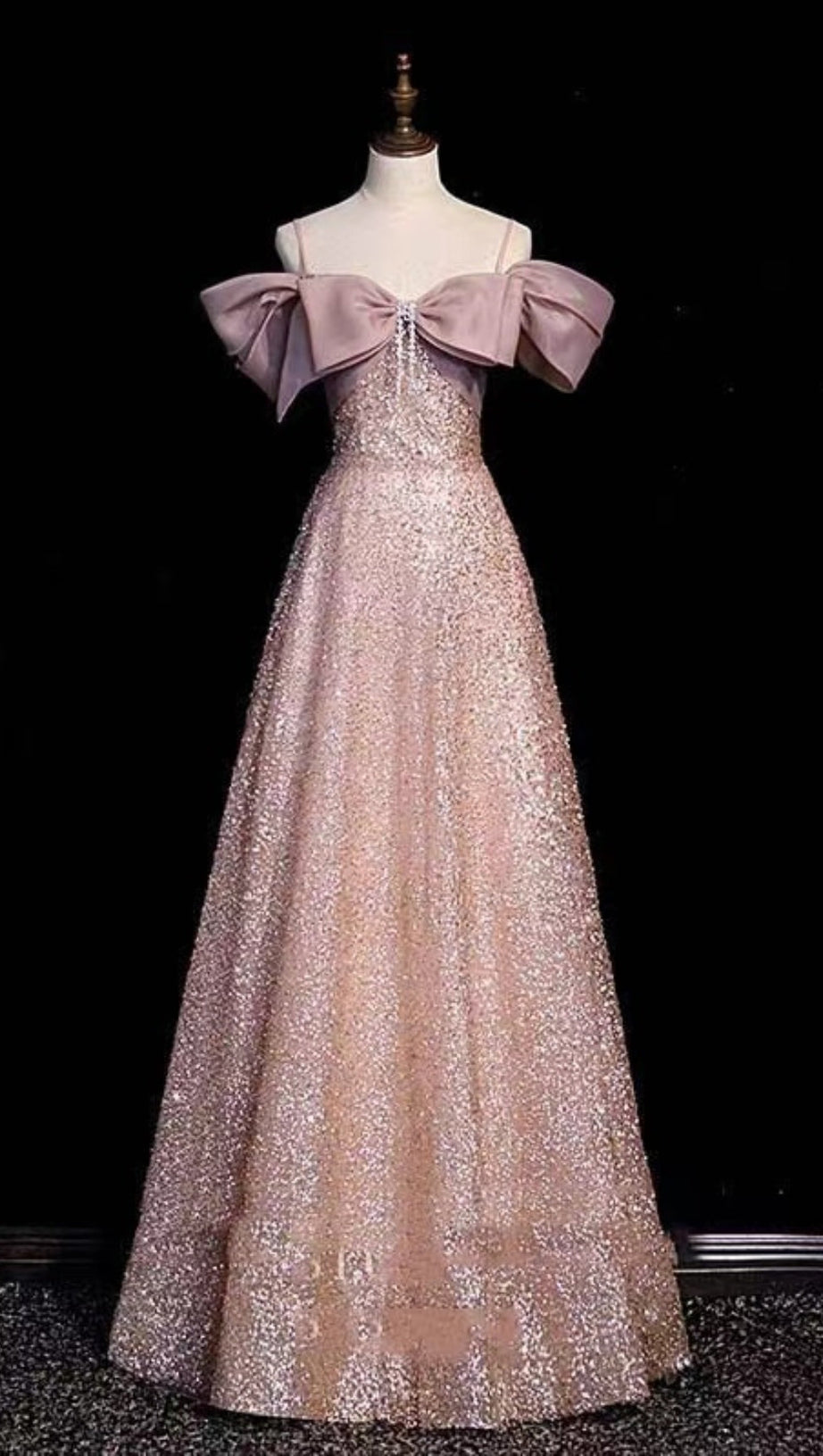 ROSA TRÄGERLOSES KLEID MIT PAILLETTEN