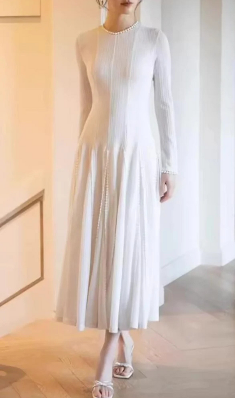 weißes Maxikleid aus Häkelspitze mit Ärmeln