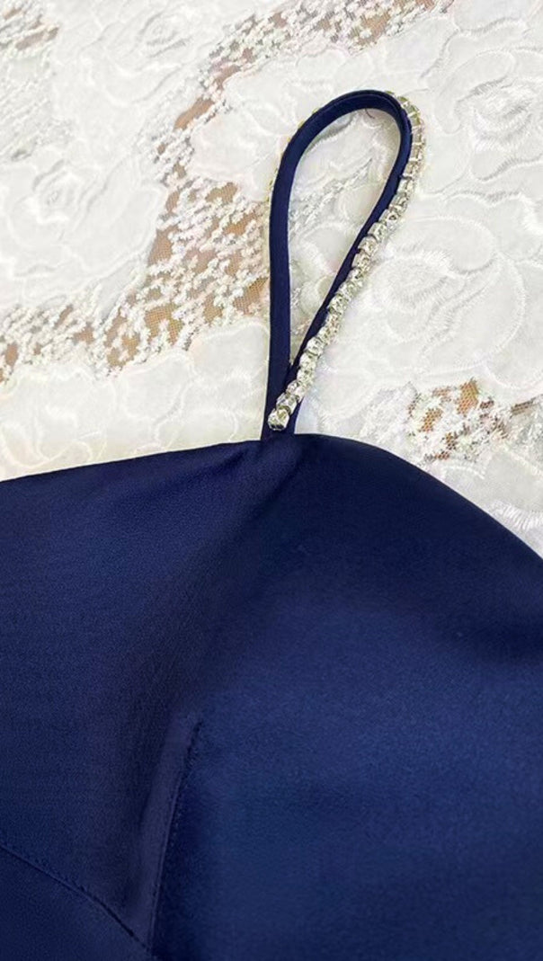 MINIKLEID MIT STRASS-SCHÖSSCHEN 