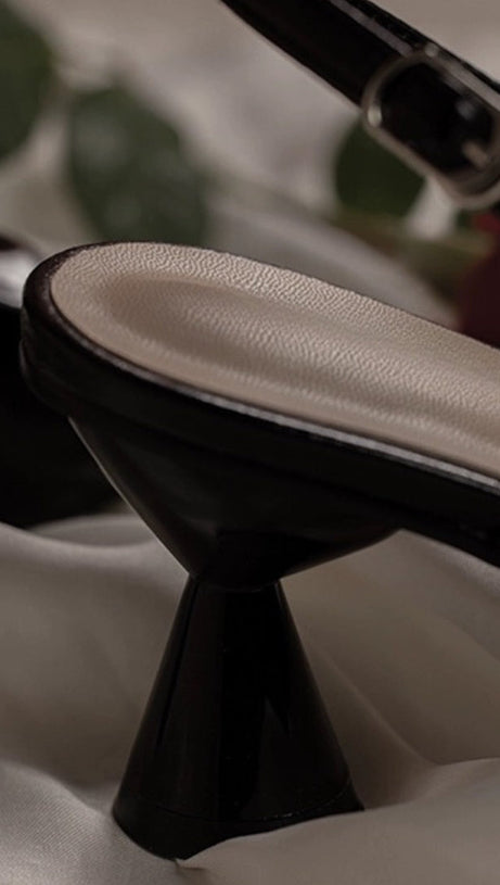 High Heel-Sandalen mit Perlen und Schleife