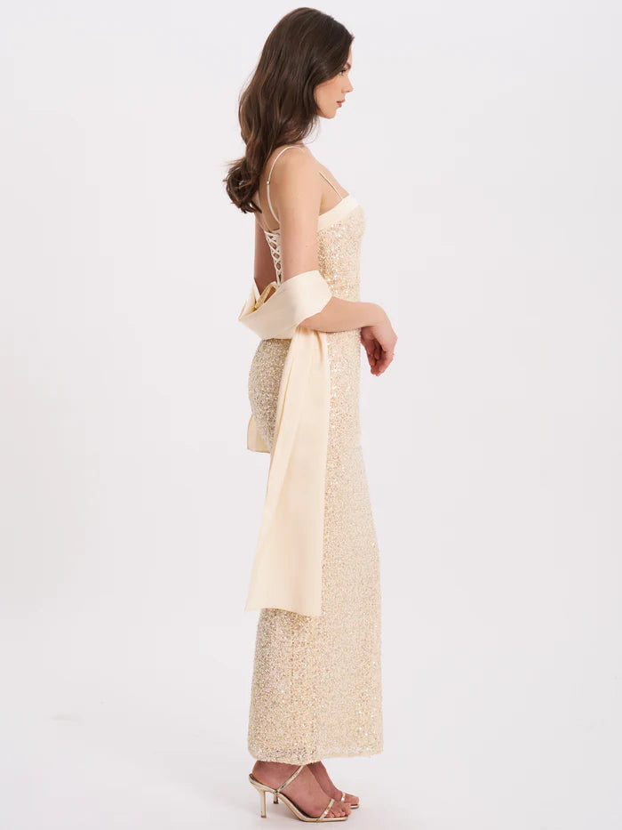 Raizel Maxikleid mit goldenen Perlen und Pailletten, figurbetont und mit Schal
