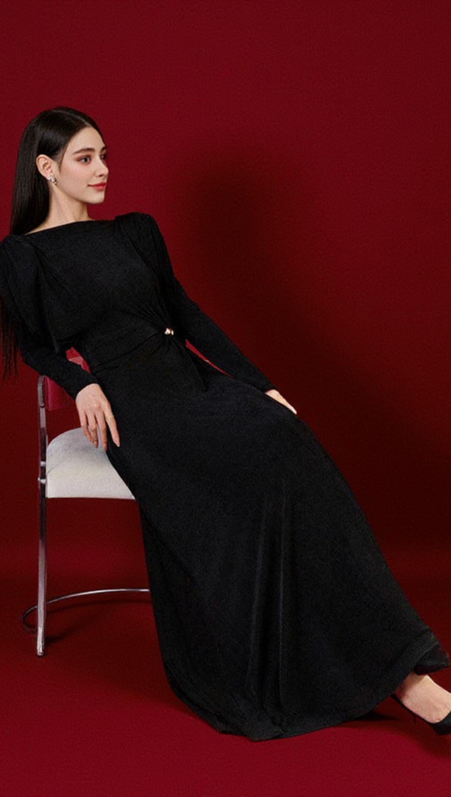 schwarzes, gerade geschnittenes Maxikleid aus Strickstoff mit U-Boot-Ausschnitt