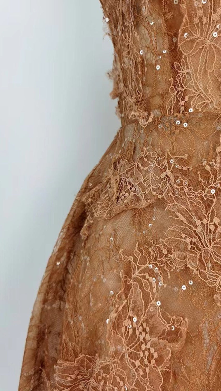 Karamellfarbenes Midikleid mit Blumenspitze und Stickerei