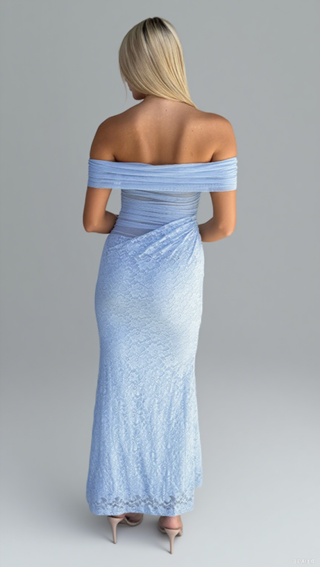 Schulterfreies Midikleid aus gerüschter Spitze in Hellblau