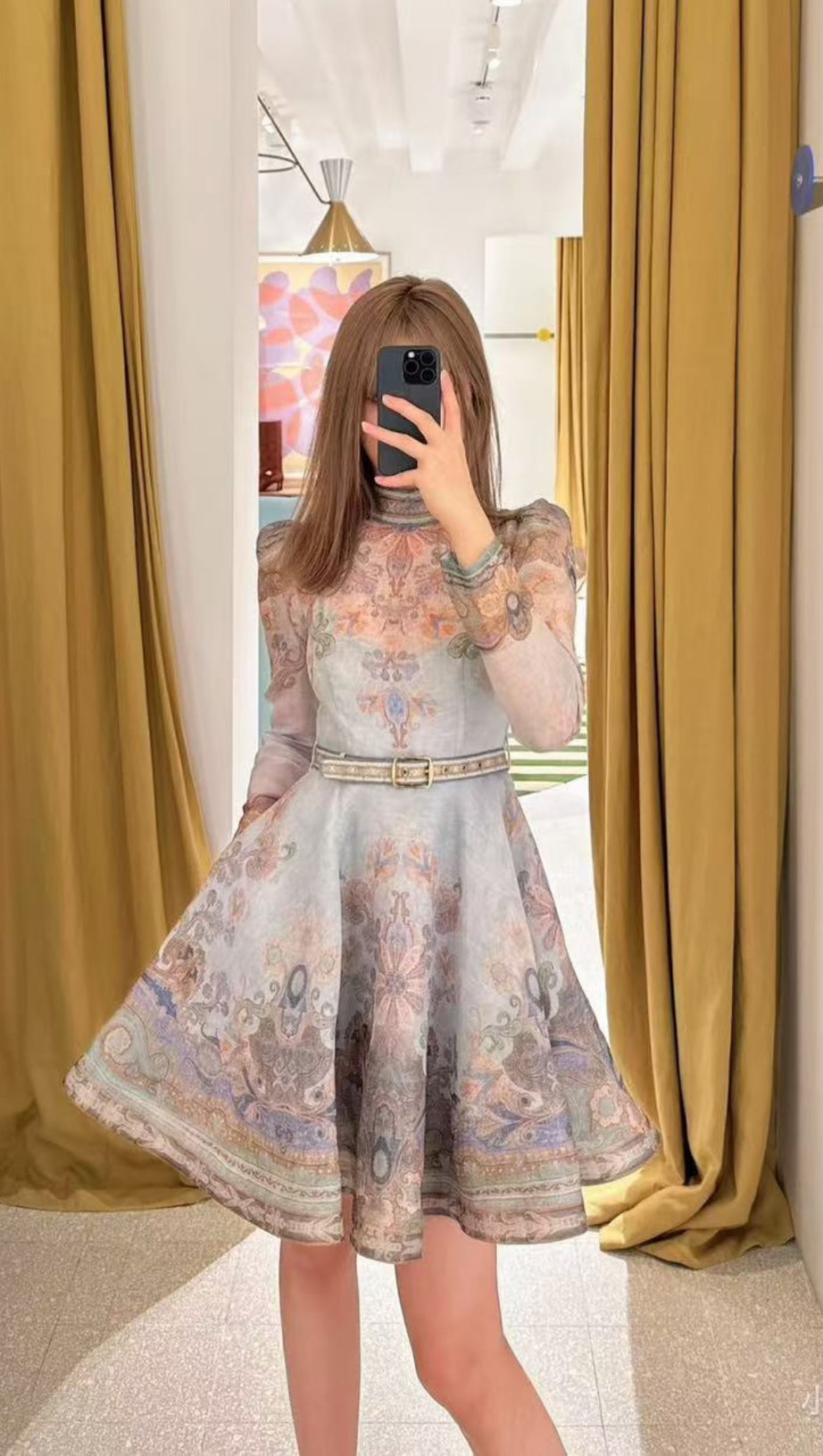 Retro-Prinzessinnenkleid mit lila Gaze und bunten Mustern