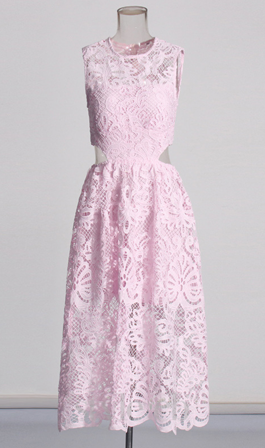 FANNY MIDIKLEID MIT AUSSCHNITT UND SPITZENSTICKEREI IN PINK