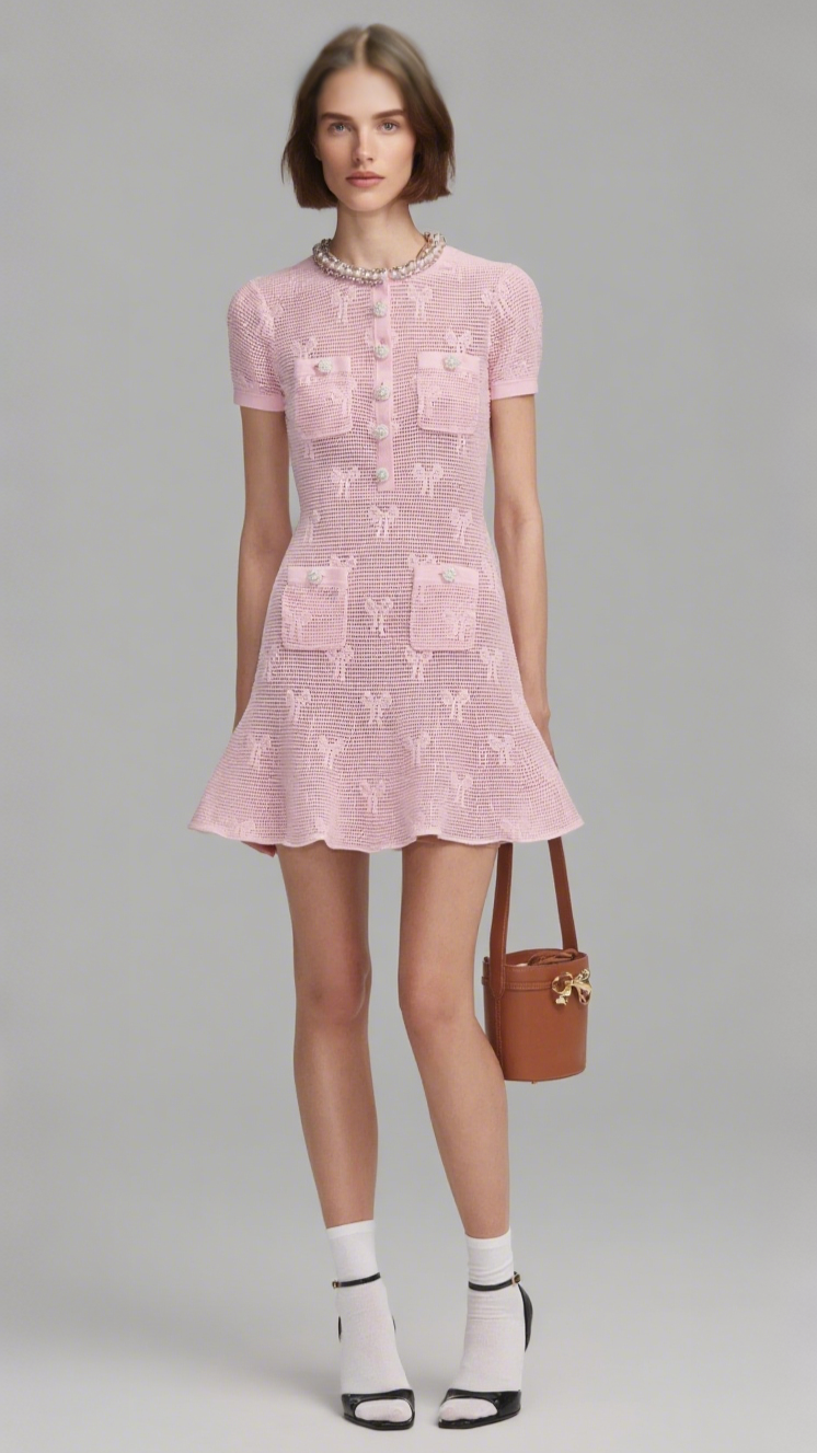 Rosa Minikleid mit Häkel- und Kristallbesatz und Schleife