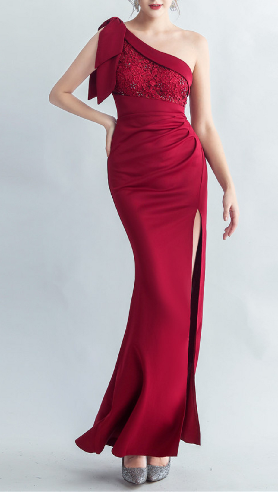 ONE-SHOULDER EMBROIDERY HIGH SLIT DRESS IN RED