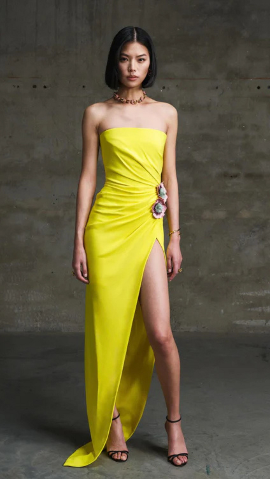 ABITO MIDI SENZA SPALLINE CON RUCHES A FIORI IN GIALLO