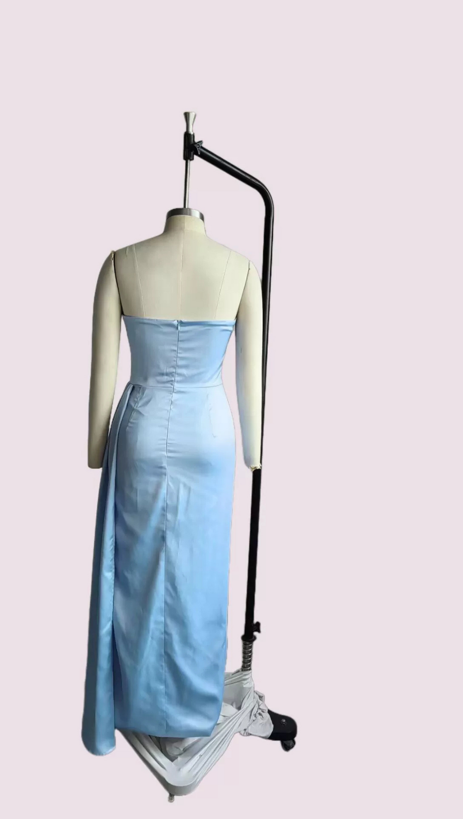 BLAUES SATINKLEID MIT KRISTALLVERZIERUNG UND HOHEM SCHLITZ