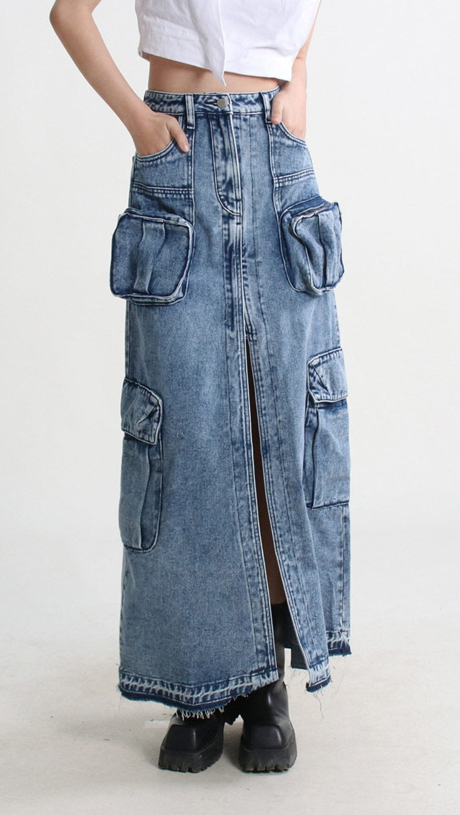 POCKET SPLIT DENIM SKIRT IN BLUE