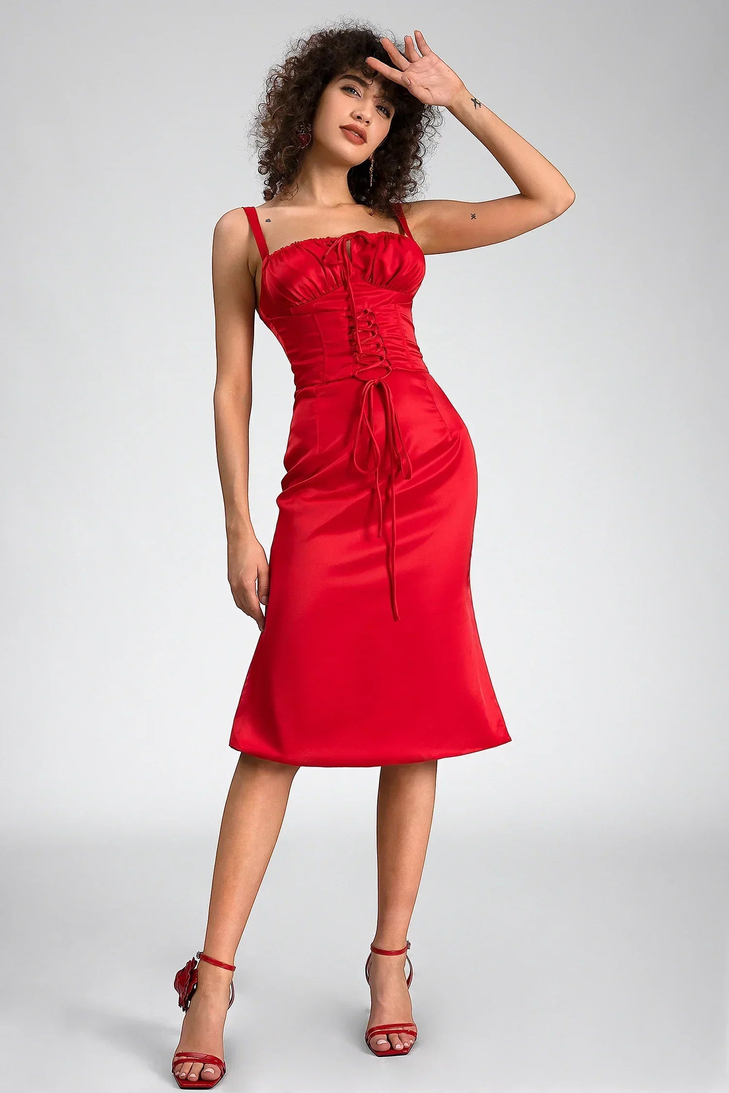 Desyre Midikleid mit Satinträgern und Kordelzug