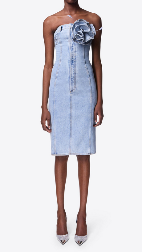 Trägerloses Midikleid mit Blumen-Corsage in hellem Waschblau