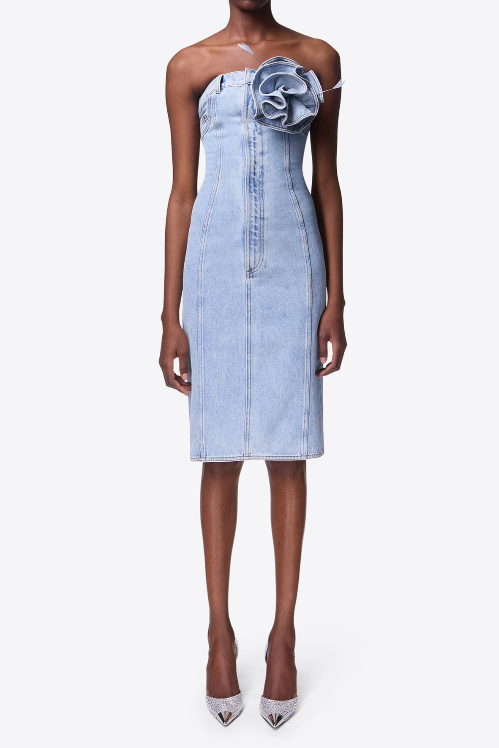 Trägerloses Midikleid mit Blumen-Corsage in hellem Waschblau