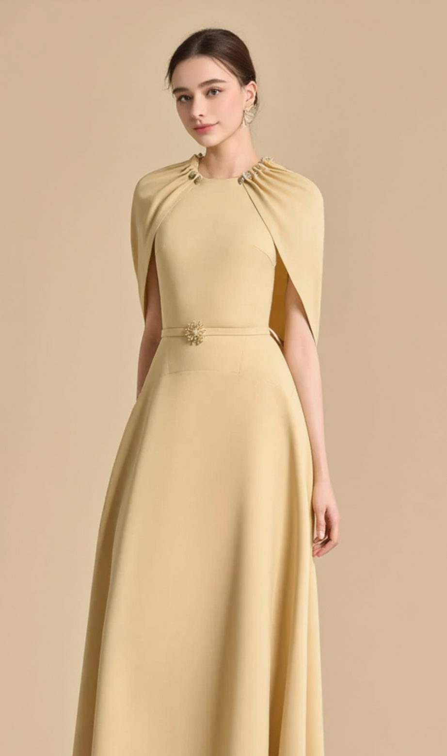 Abito lungo Jasmine a trapezio con maniche a mantella in giallo beige