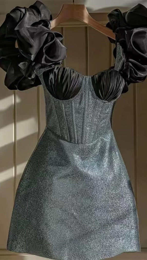 MINIKLEID MIT FISCHGRÄTEN-KORSETT