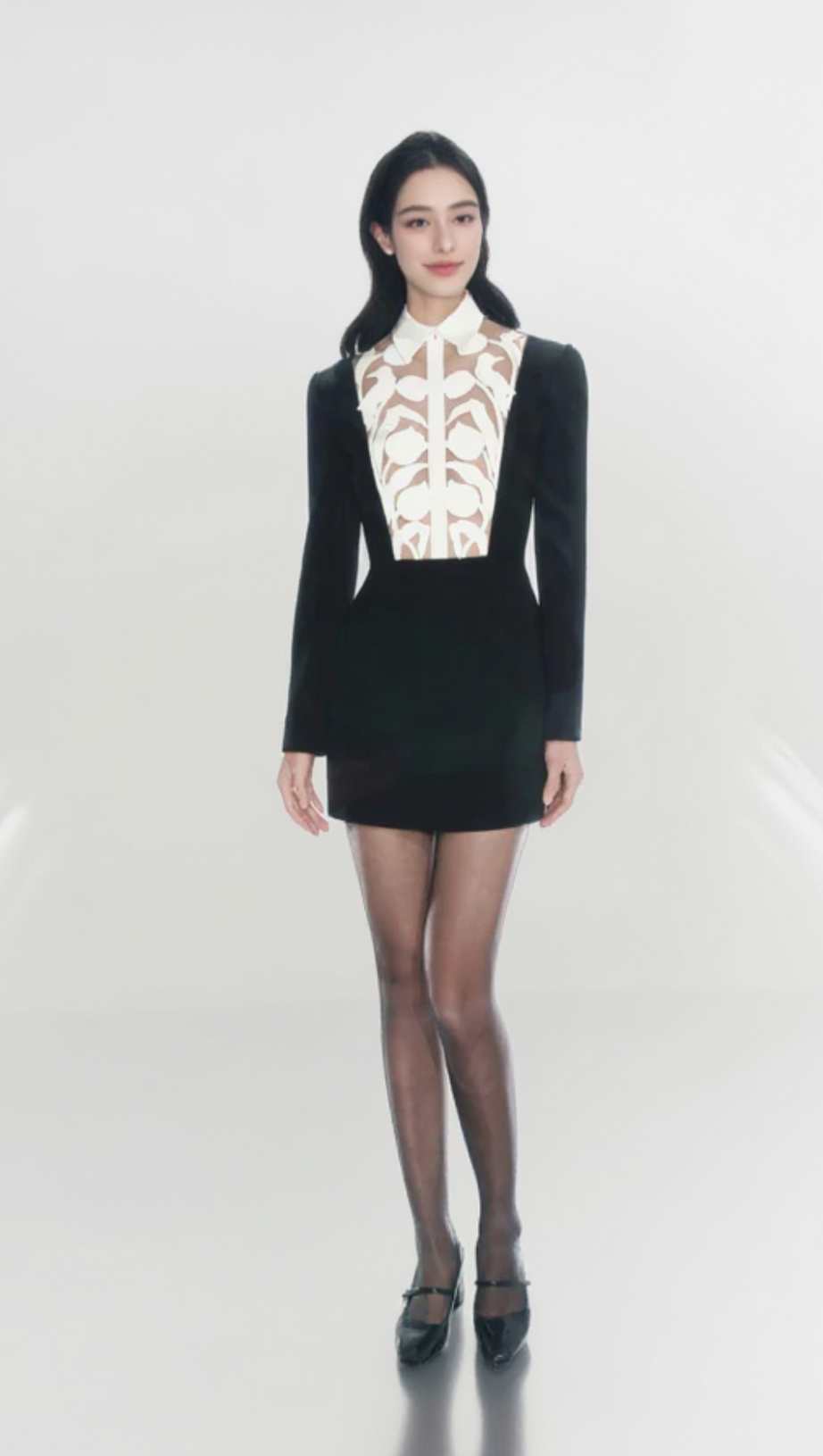 Ausgehöhltes A-Linien-Minikleid in Schwarz