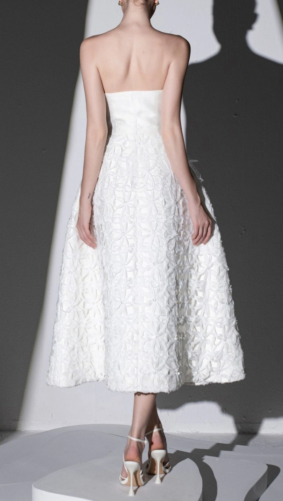 WHITE FLORAL EMBELLISHED STRAPLESS MIDI DRESS