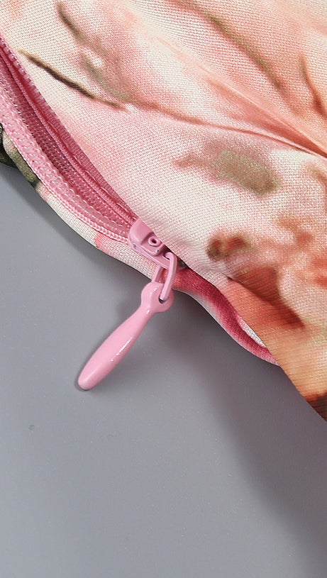 Rosa bedrucktes Midikleid mit offenem Rückenschlitz und ausgehöhlter Vorderseite