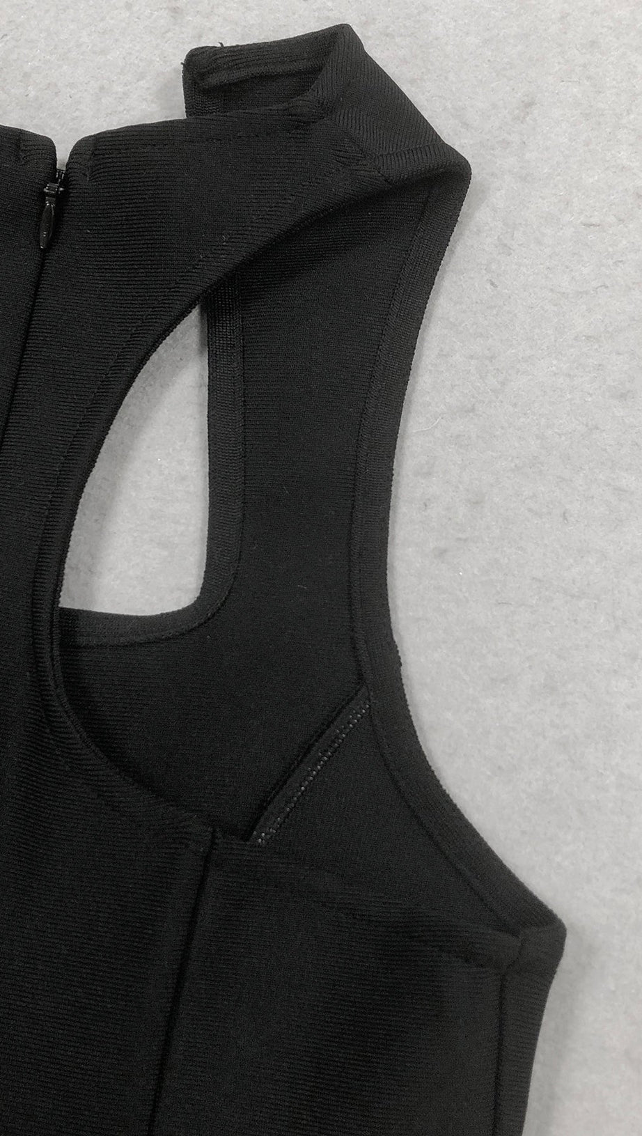 Ärmelloses, kragenloses Bandage-Minikleid in Schwarz