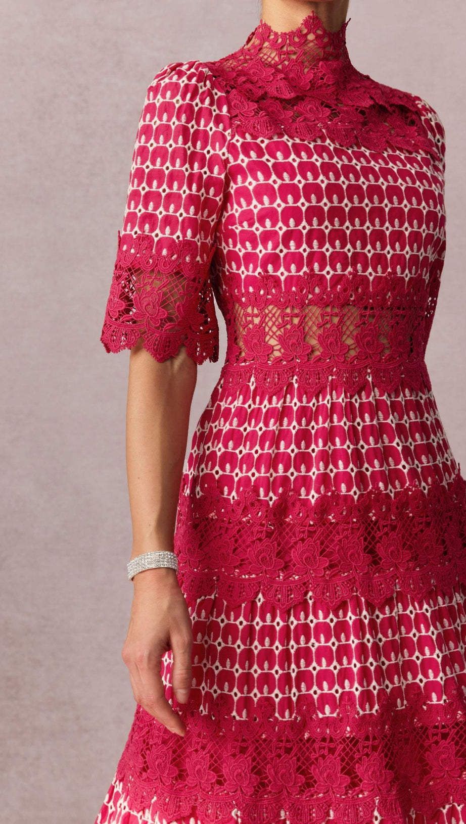 Simona – Besticktes Midikleid aus Spitze in Rot